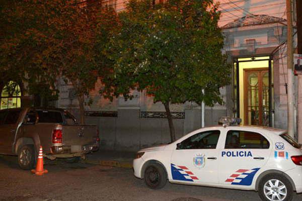 A punta de arma de fuego motochorros le arrebataron el teleacutefono celular a una mujer