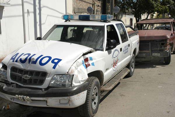 Moacutevil policial saliacutea del taller  y chocoacute contra una camioneta 