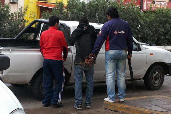 Fue descubierto cuando estaba escondido  detraacutes de una planta en la casa de su ex pareja