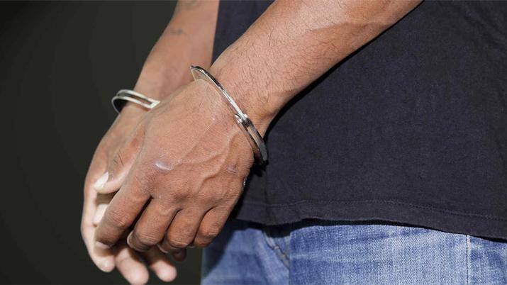 Dijo que su mujer había muerto al caer pero lo detuvieron por homicidio