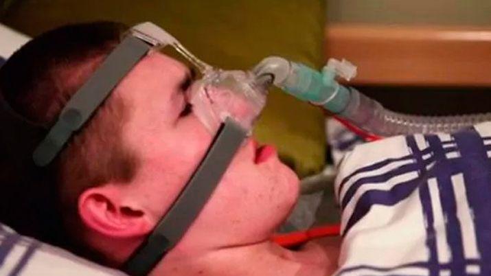 El drama de un joven que podriacutea morir si se queda dormido