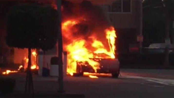 VIDEO  Estaba cargando nafta cuando se le incendioacute el auto