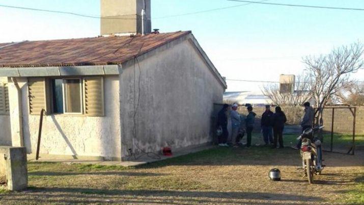 Encontraron el cadaacutever de una nena de 5 antildeos en un descampado