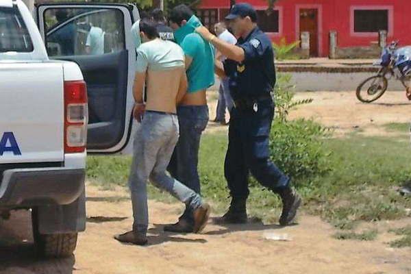 Robaron a verdulero mientras iban en un carro y fueron detenidos cuando volcaron