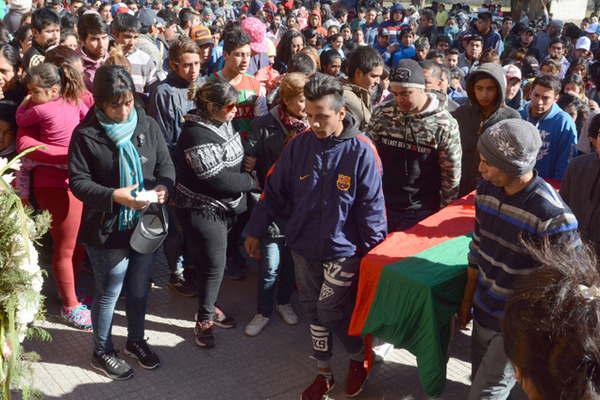 Con profundo pesar despidieron los restos del joven asesinado en La Banda