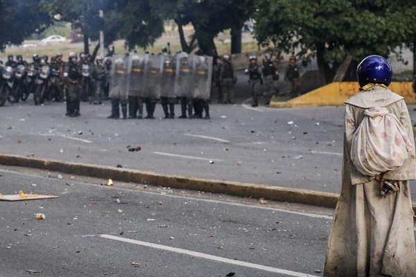 Perecioacute quemado un hombre  en una manifestacioacuten y suman 96 las viacutectimas en Venezuela