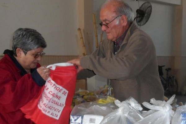 Entregaraacuten bolsones  de Pami a jubilados 