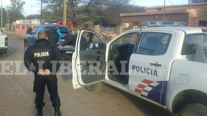 Hay cuatro demorados por el ataque a los policiacuteas en Antildeatuya