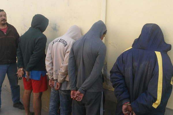 Muacuteltiples operativos terminaron con 5 detenidos secuestro de armas drogas y una moto 