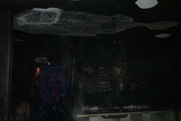 Incendioacute la casa de su ex con sus hijos adentro y cuando fueron a detenerlo le encontraron cocaiacutena