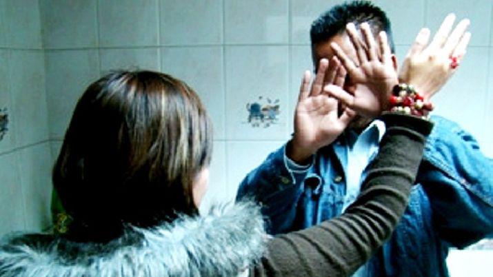 Terminoacute de limpiar su casa discutioacute con su mujer y ella lo golpeoacute