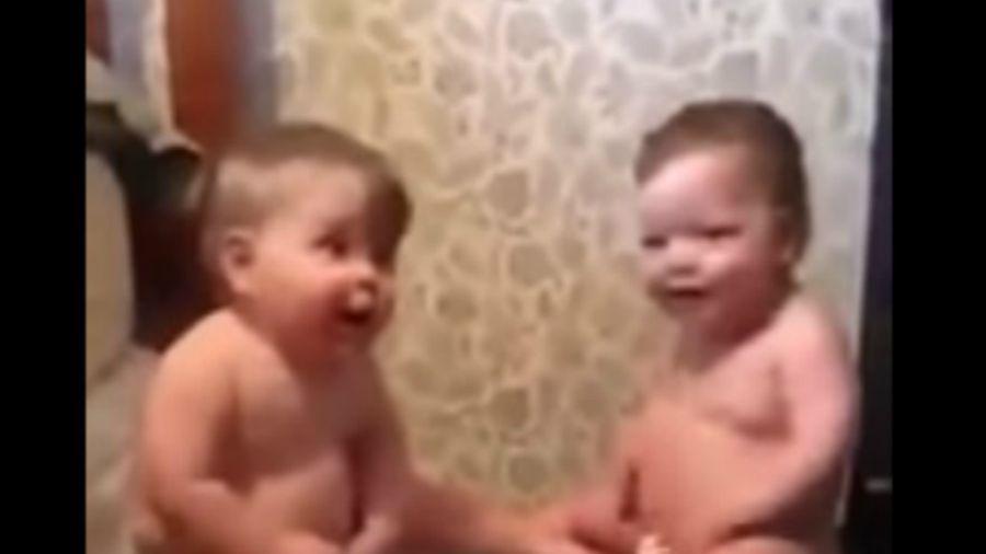 El increiacuteble video de dos bebeacutes con una maacutequina de fitness