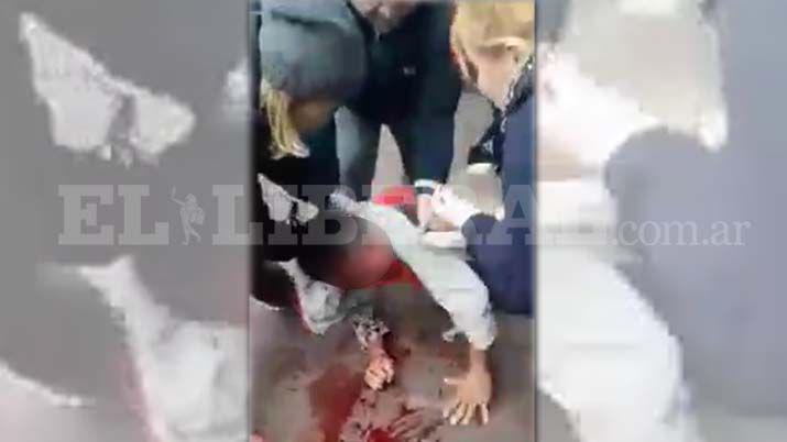 El momento en el que los familiares de la menor atacaban al taxista