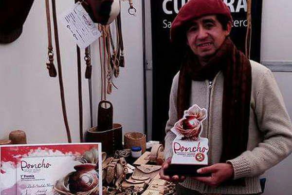 Un artesano santiaguentildeo fue premiado en la Fiesta del Poncho 