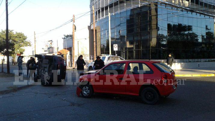 Espectacular vuelco tras violento choque en calle Yrigoyen