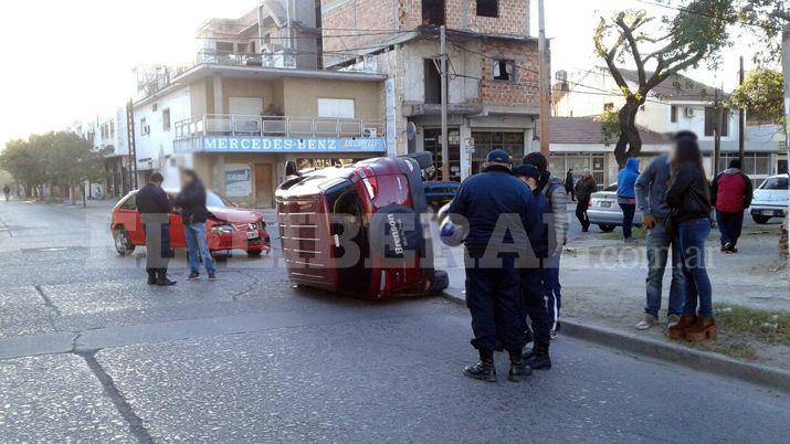 Espectacular vuelco tras violento choque en calle Yrigoyen