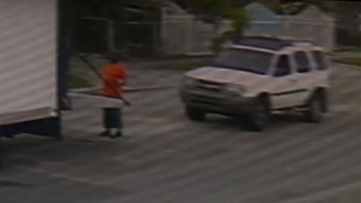 Bajaba muebles de un camioacuten lo atropellaron y quedoacute partido en dos