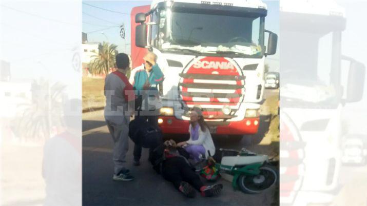 Choque entre camioacuten y moto dejoacute una mujer herida