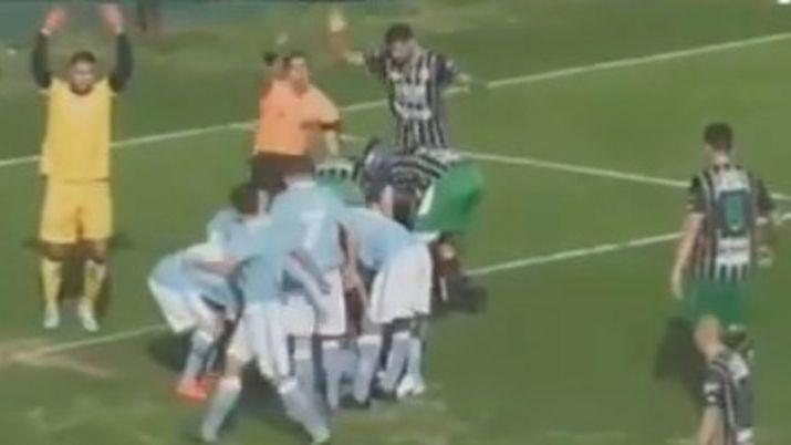 Un jugador terminoacute con el craacuteneo hundido tras un choque de cabezas