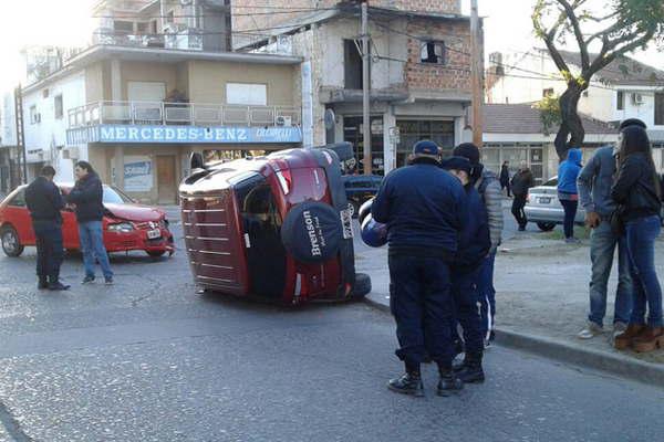 Violento choque de auto y camioneta que quedoacute volcada en Yrigoyen y Chaco
