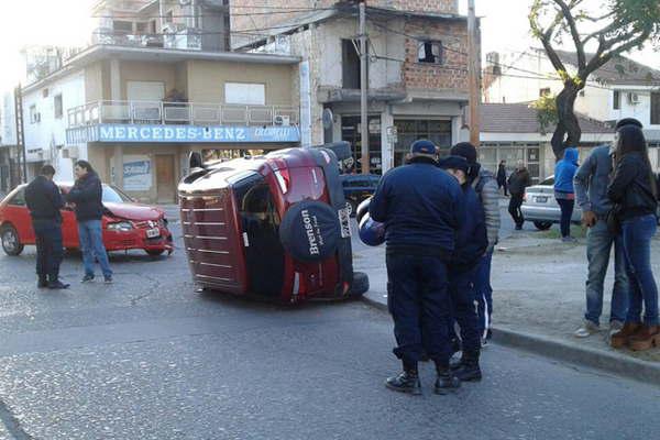 Violento choque de auto y camioneta  que quedoacute volcada en Yrigoyen y Chaco