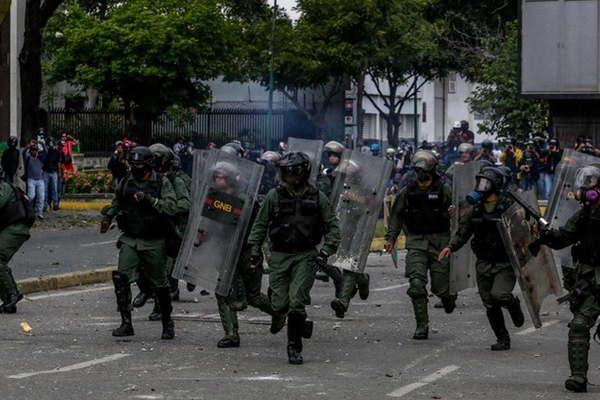 La policiacutea frenoacute con gases una marcha a la Corte venezolana