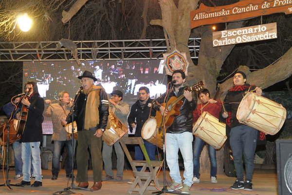 En Santiago todo el mundo anda de fiesta en fiesta