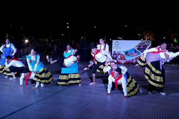 Se realizoacute el II Festival Internacional  de Folclore frente a Casino del Sol 