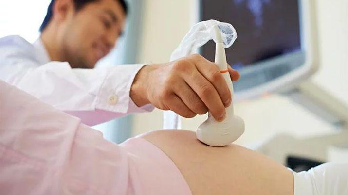 Su marido la obligoacute a abortar cuatro veces porque no queriacutea nenas