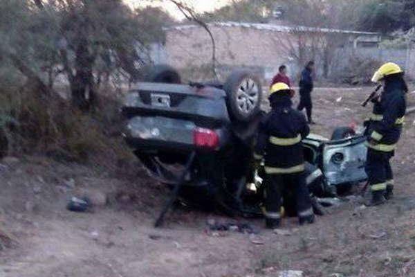 Perdioacute el control de su auto volcoacute e impactoacute contra un poste 