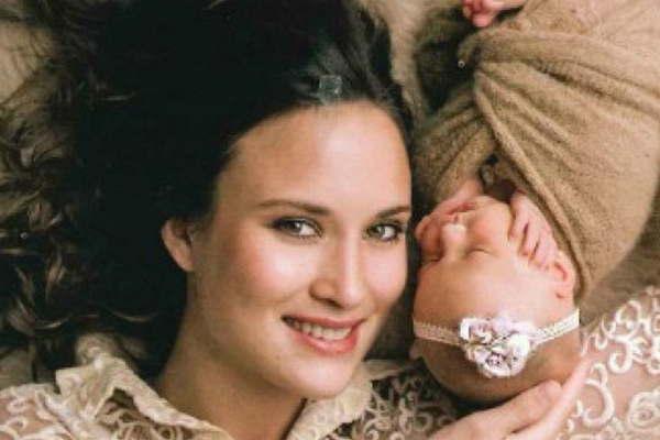 La novia de Mariano Martiacutenez presentoacute a su hija Alma con una tierna produccioacuten 