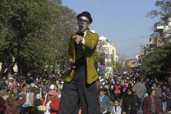 Cerca de 600 artistas festejan hoy el cumpleantildeos de Santiago