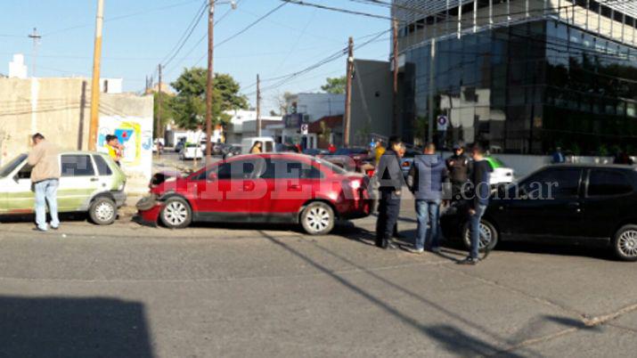 Tres automoacuteviles con dantildeos materiales tras violento choque