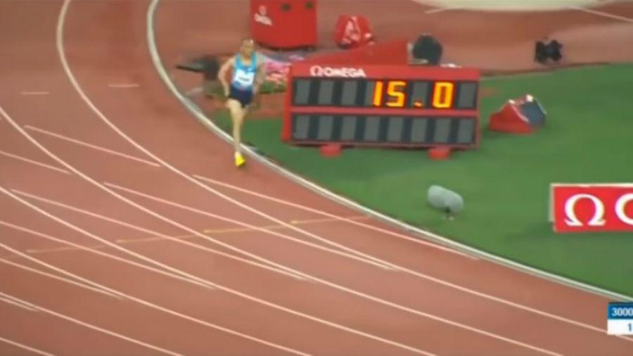 Un atleta no se da cuenta de la salida en falso y sigue corriendo solo