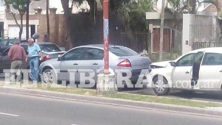 Se quedó sin frenos en su utilitario y provocó un choque en cadena