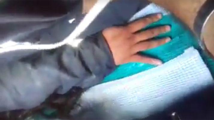 Grabaron a un depravado mientras manoseaba a una mujer en el colectivo