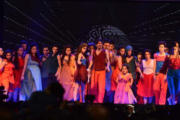 Maacutes de 80 artistas resignificaron la identidad santiaguentildea en un espectaacuteculo sin precedentes