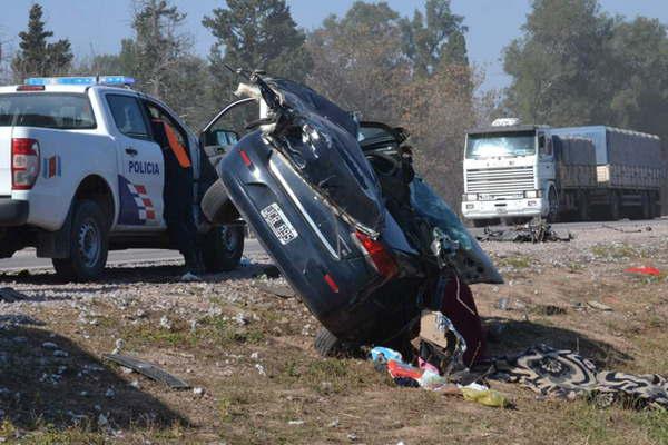 Dos hombres y un nintildeo de 2 antildeos murieron al chocar de frente contra un camioacuten