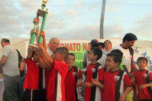 Competencia deportiva reunioacute a maacutes de mil chicos en Antildeatuya