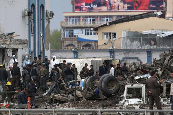 Atentado suicida talibaacuten contra funcionarios matoacute a maacutes de 30 personas en Kabul