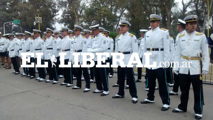 El desfile ciacutevico-militar llenoacute de color este nuevo aniversario