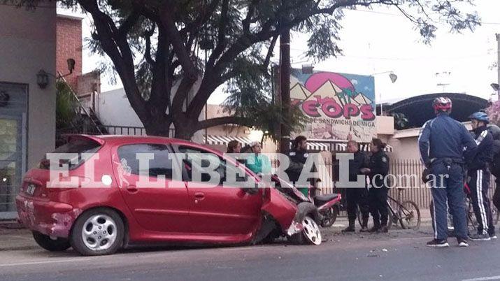 Auto fuera de control chocoacute contra un poste en plena Belgrano