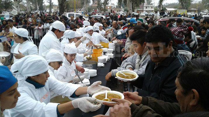 Santiaguentildeos saborearon el tradicional locro