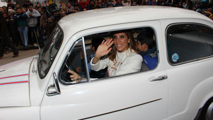 La gobernadora acompañada por niños del interior