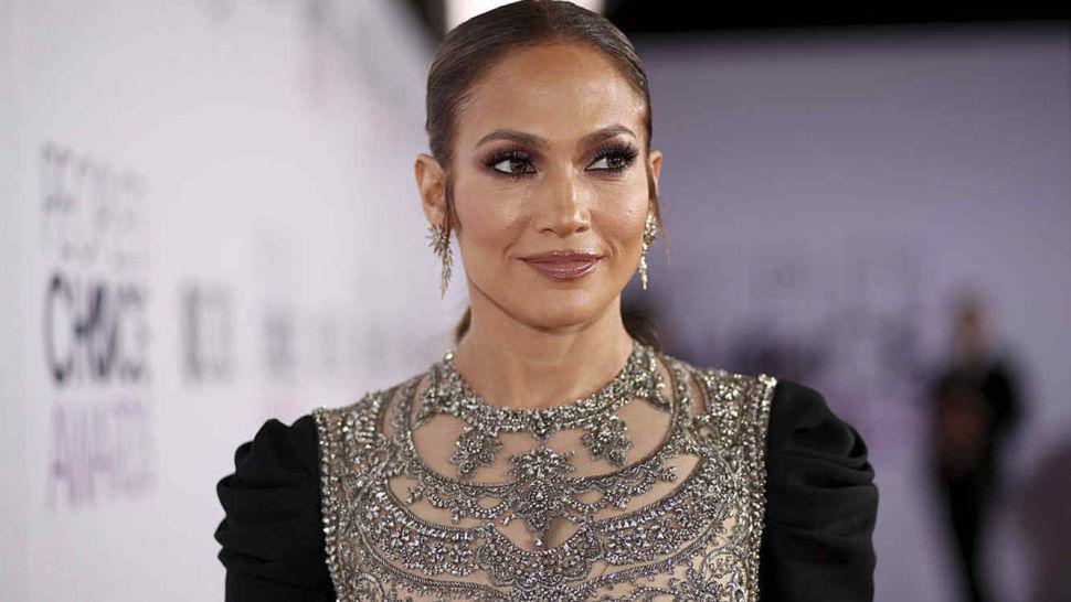 Jennifer Lopez se mostroacute muy sensual en su cumpleantildeos