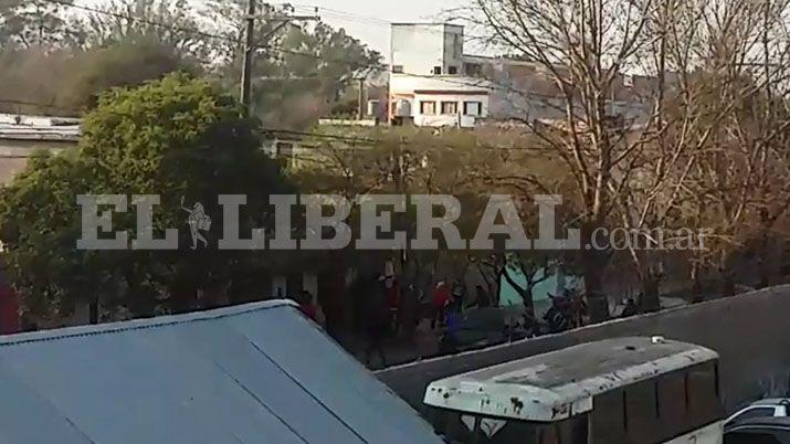 VIDEO Los incidentes entre los hinchas de Mitre y la Policiacutea