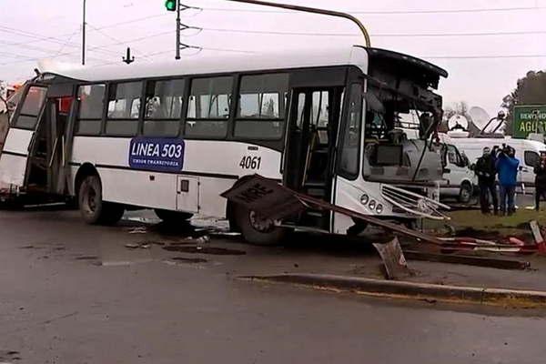 Murioacute enfermera santiaguentildea al chocar el tren a un colectivo