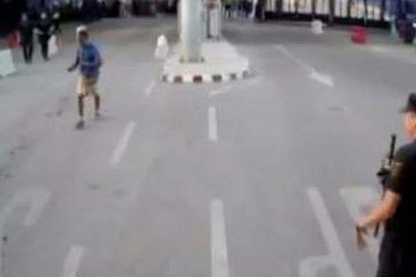 Al grito de Alaacute es grande un hombre atacoacute con un cuchillo a un policiacutea espantildeol en la frontera de Melilla