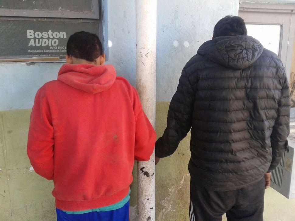 Intentaron eludir un control policial fueron detenidos y les incautan una escopeta