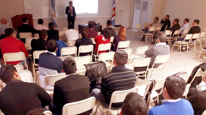 Policiacuteas santiaguentildeos se capacitan sobre ciberdelitos